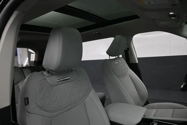 Used 2025 Black Metallic Ford Platinum image 33