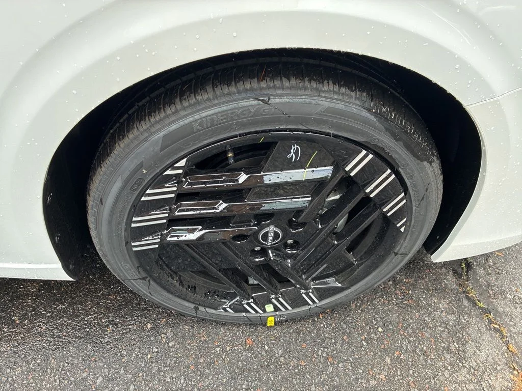 New 2026 Aspen White TriCoat / Super Black Two-tone Nissan SR image 10