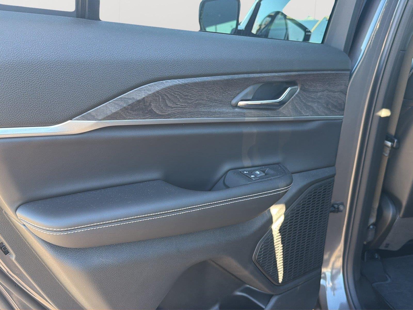 Used 2025  Jeep Limited image 20