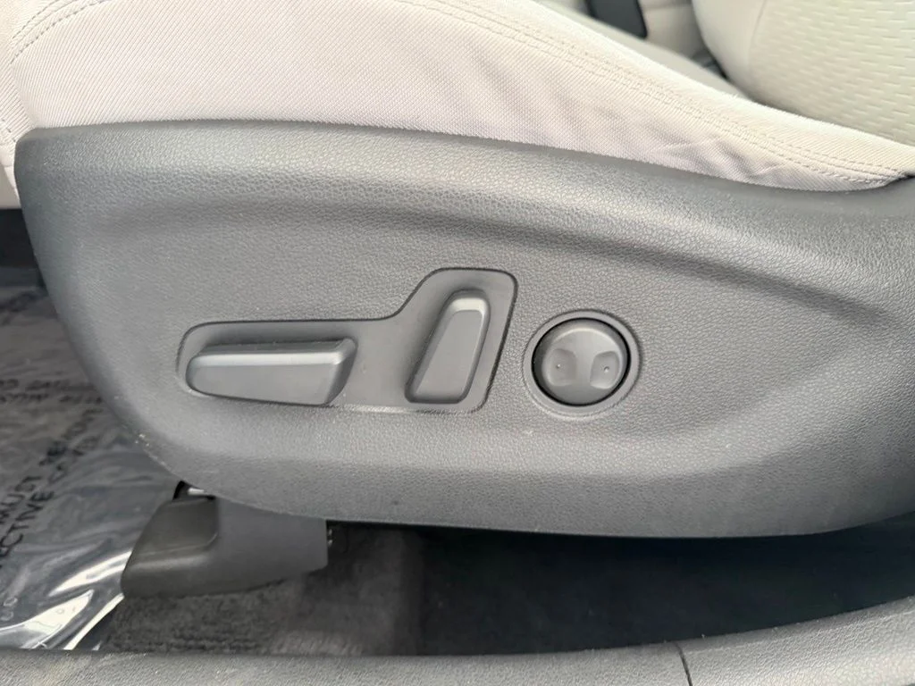 Used 2019 White Hyundai Value image 37