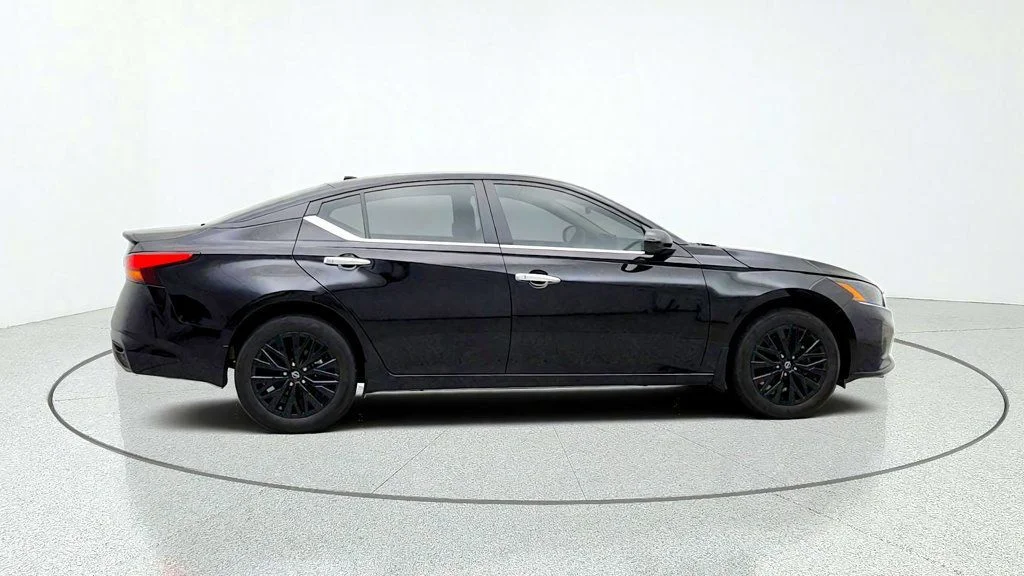 Used 2025 Super Black Nissan SV AWD w/ Special Edition Package image 4