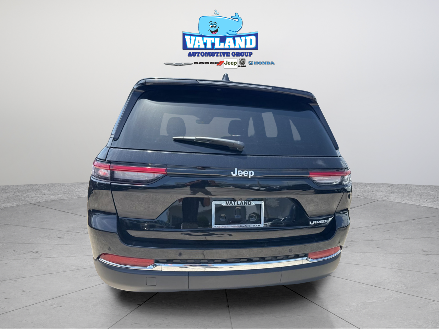 New 2026 Diamond Black Crystal Pearl-Coat Exterior Paint Jeep Laredo X image 4