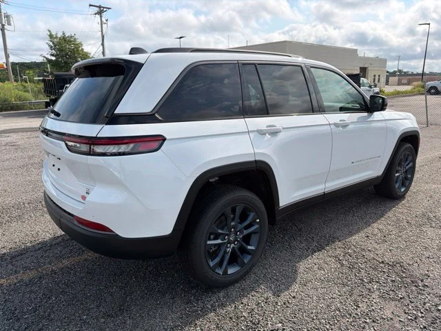 New 2026 White Jeep  image 3