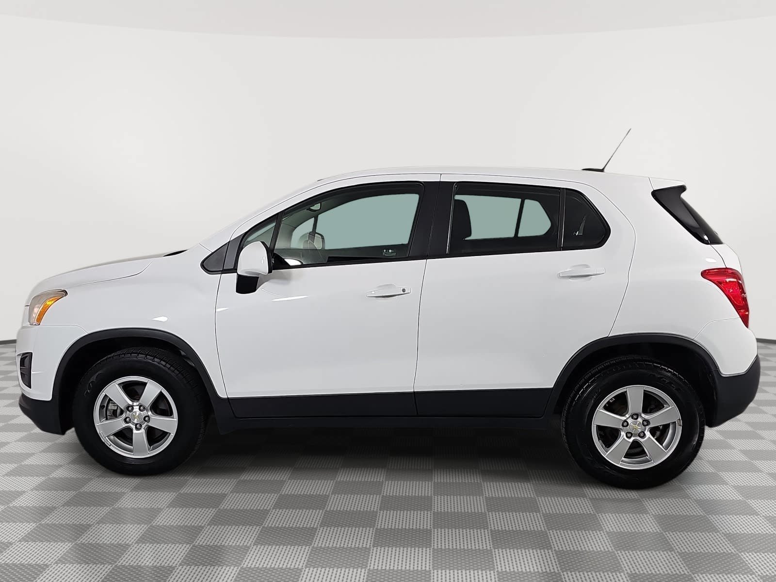Used 2016 White Chevrolet LS image 5