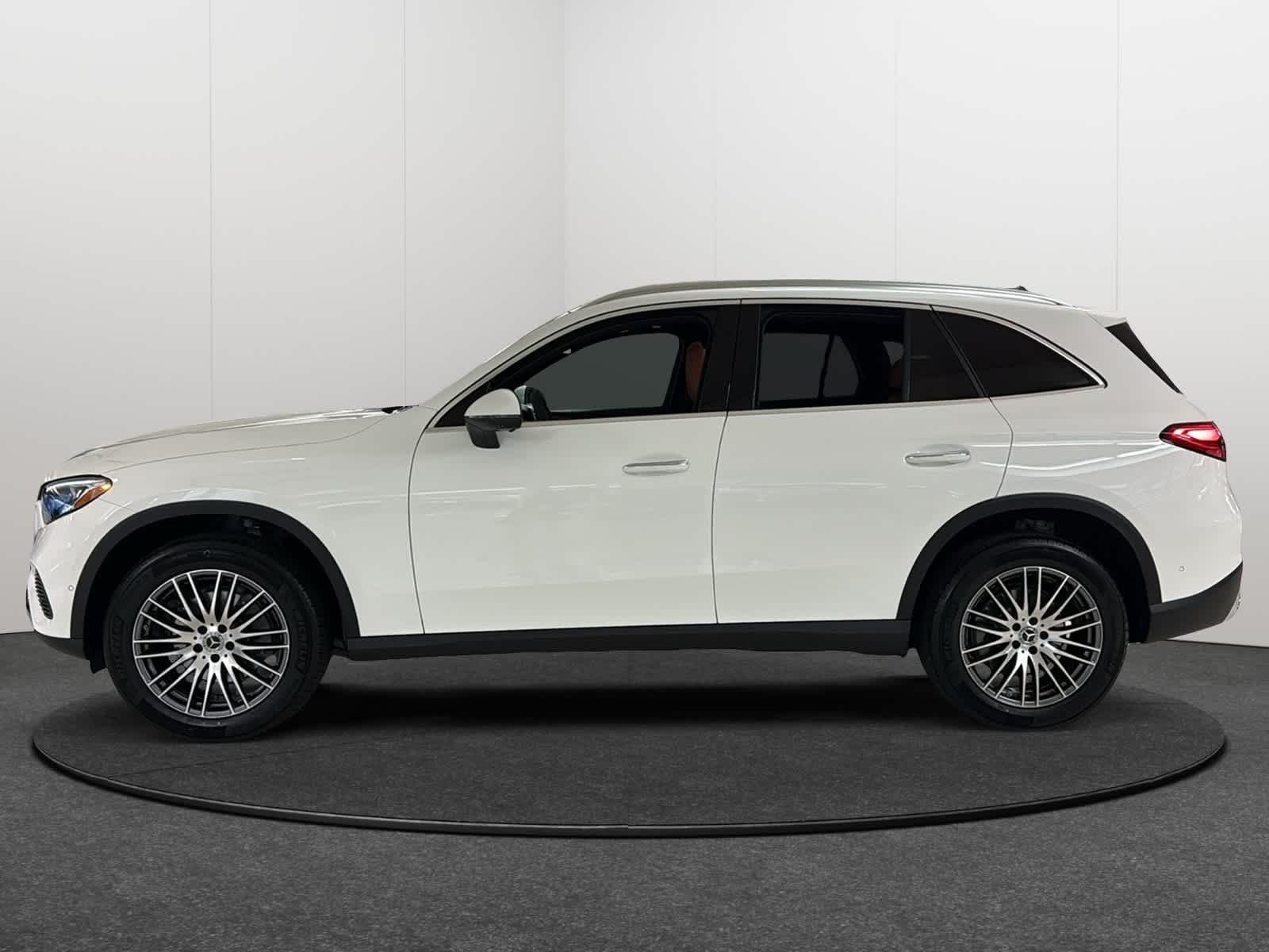 New 2026 Polar White Mercedes-Benz GLC 300 image 3