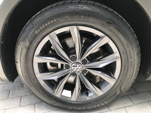 Used 2022 Pyrite Silver Metallic Volkswagen SE image 12