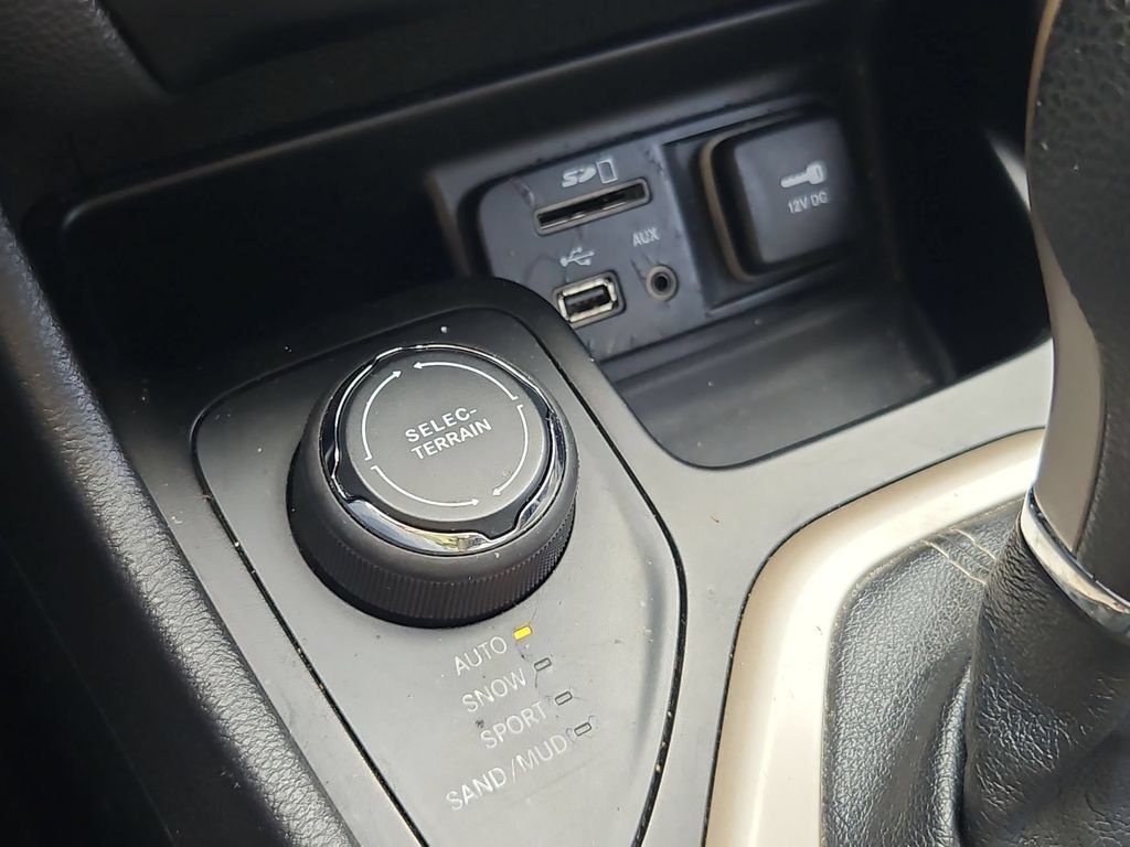 Used 2014 Billet Silver Metallic Jeep Latitude image 25