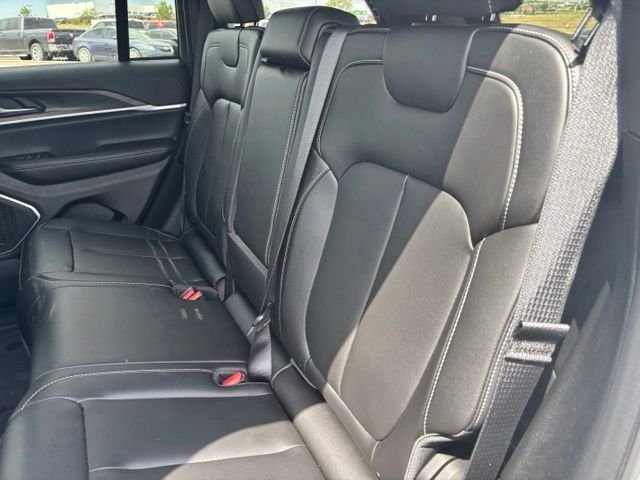 New 2026 Bright White Clear-Coat Exterior Paint Jeep Laredo image 17