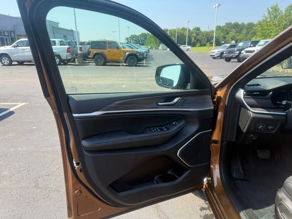 New 2026 Copper Shino Metallic Clear-Coat Exterior Paint Jeep Limited Reserve image 11