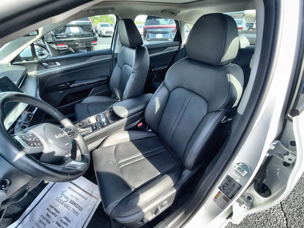 Used 2025 White Kia EX image 13