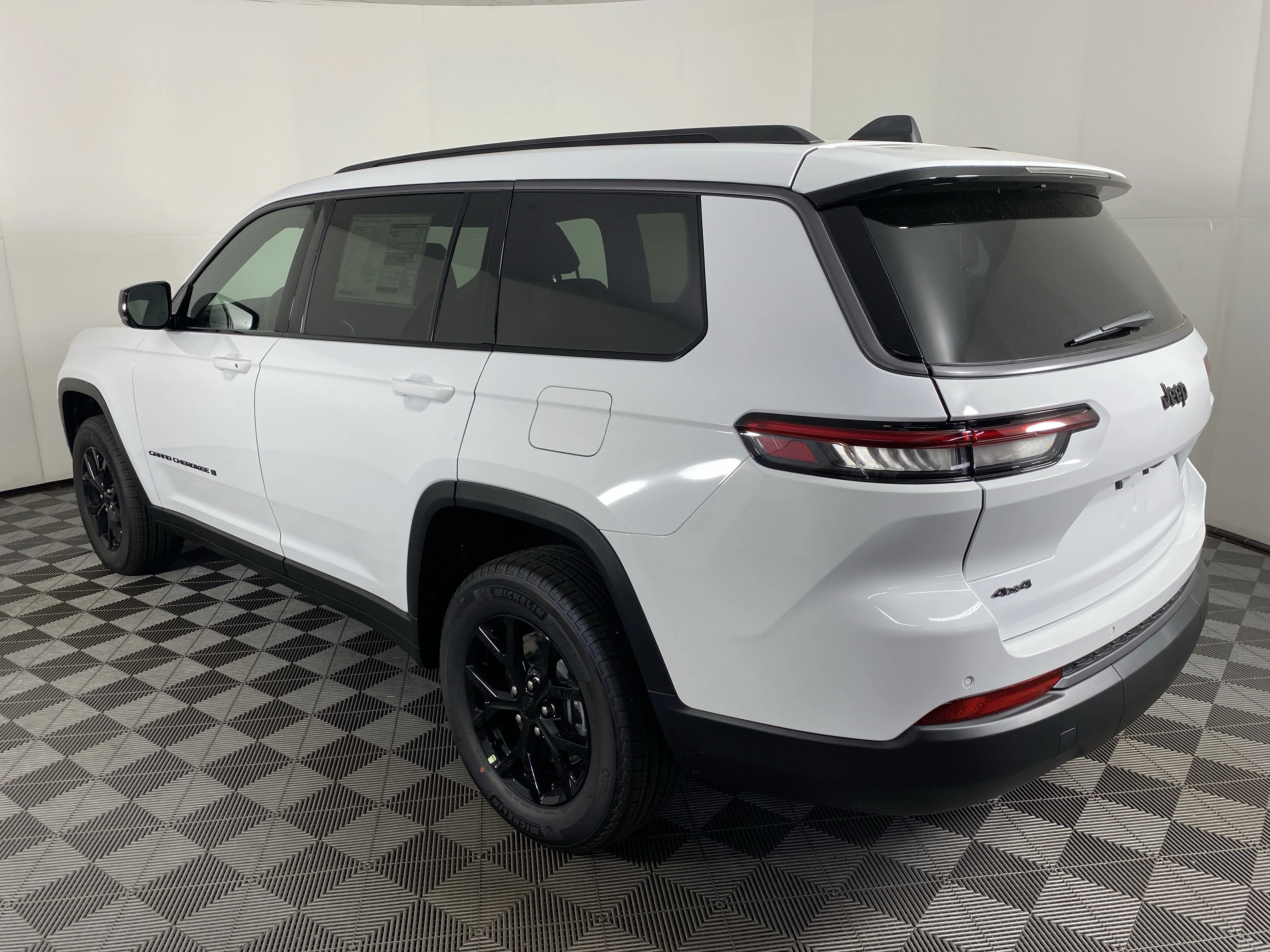 New 2026 Bright White Clear-Coat Exterior Paint Jeep Laredo image 10