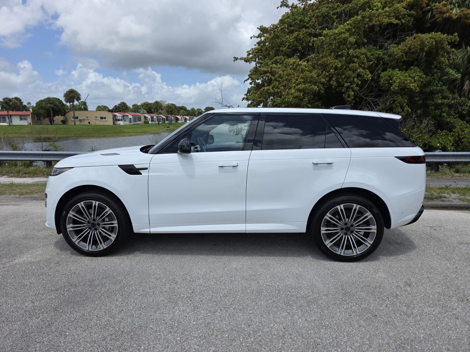 New 2026 Fuji White Land Rover P400 Dynamic SE image 7
