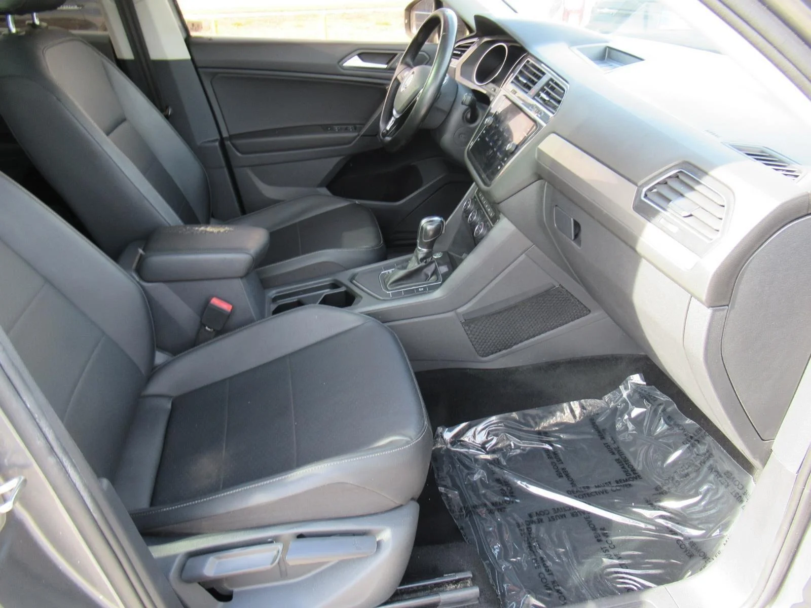 Used 2019 Platinum Gray Metallic Volkswagen SE image 10