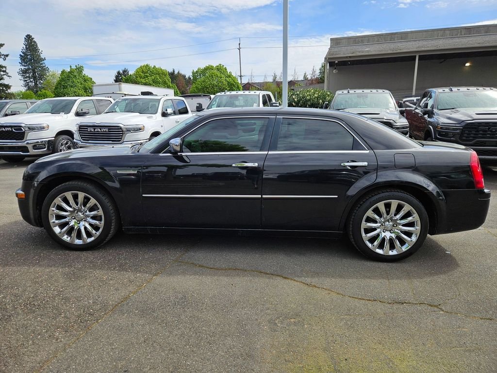 Used 2009 Brilliant Black Chrysler Hemi image 4