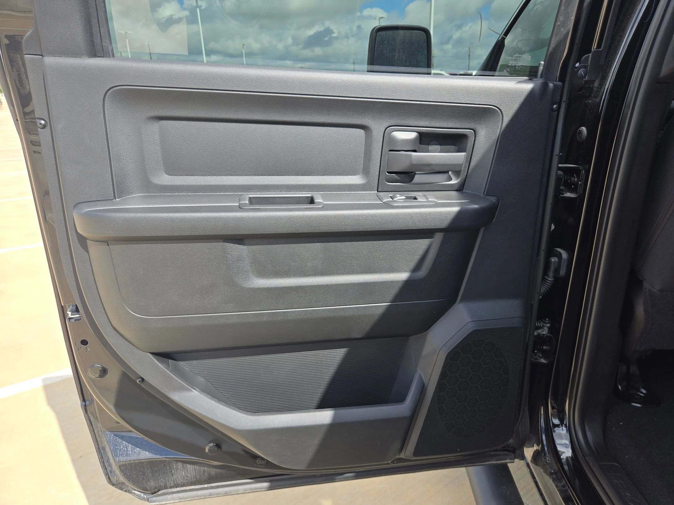New 2026 Diamond Black Crystal Pearl-Coat Exterior Paint RAM Tradesman image 14