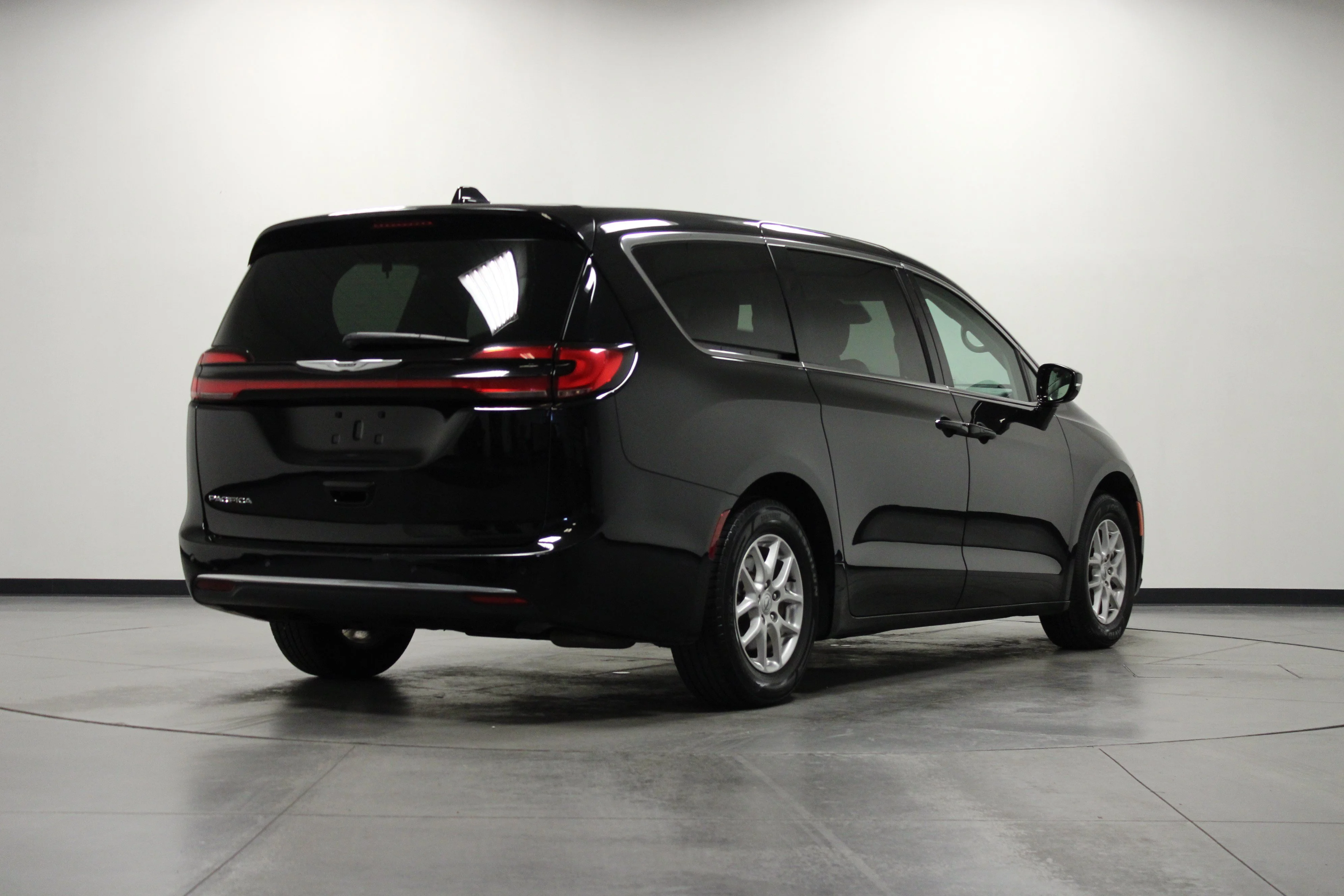 Used 2024 Diamond Black Crystal Pearlcoat Chrysler Touring L image 4