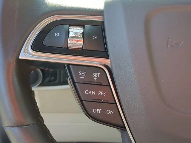 Used 2019 Blue Lincoln Reserve image 18