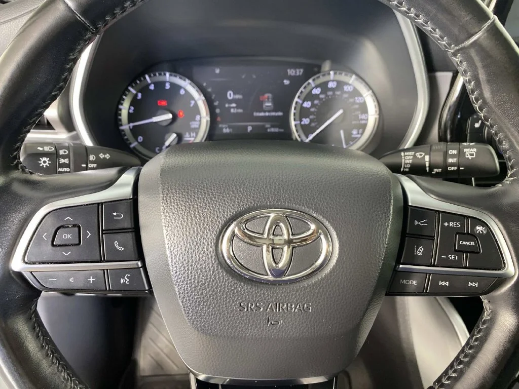 Used 2021 Blizzard Pearl Toyota XLE image 18