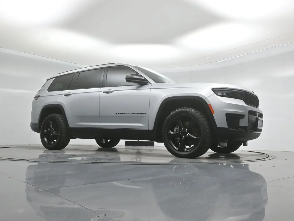 Certified Used 2021 Silver Jeep Altitude image 4