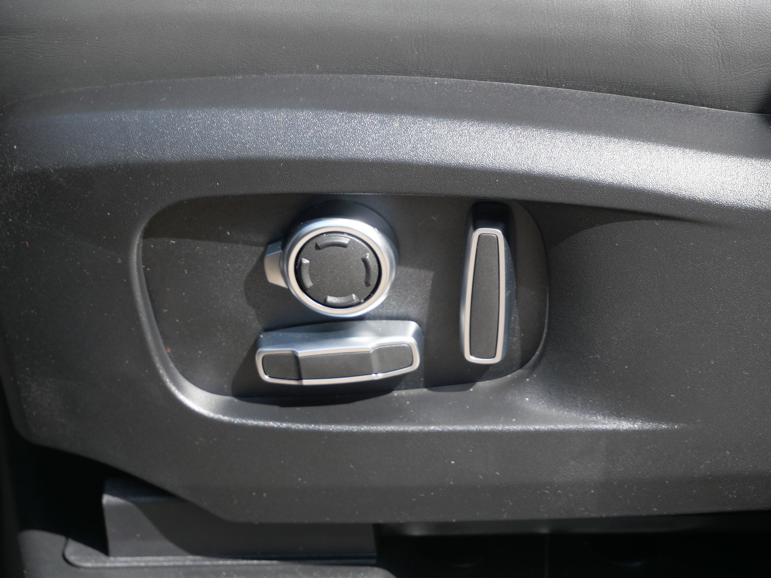 New 2026 Santorini Black Land Rover X-Dynamic SE image 5