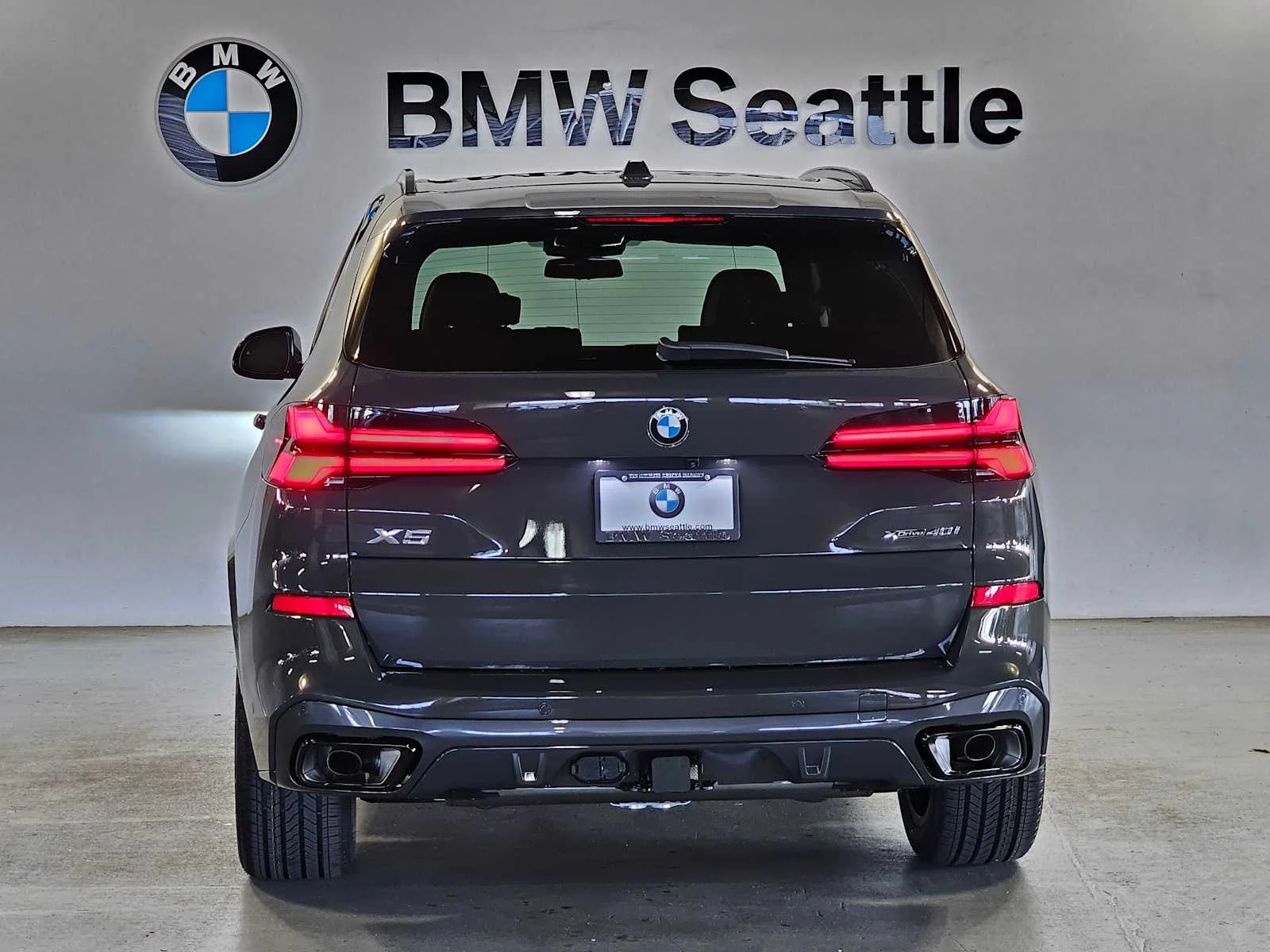 New 2026 Dravit Grey Metallic BMW xDrive40i image 5
