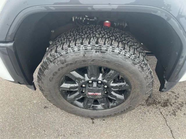 Used 2025 White GMC AT4 image 10