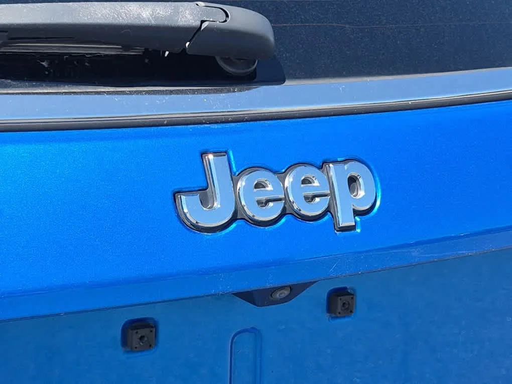 Used 2022 Laser Blue Pearlcoat Jeep Latitude image 22