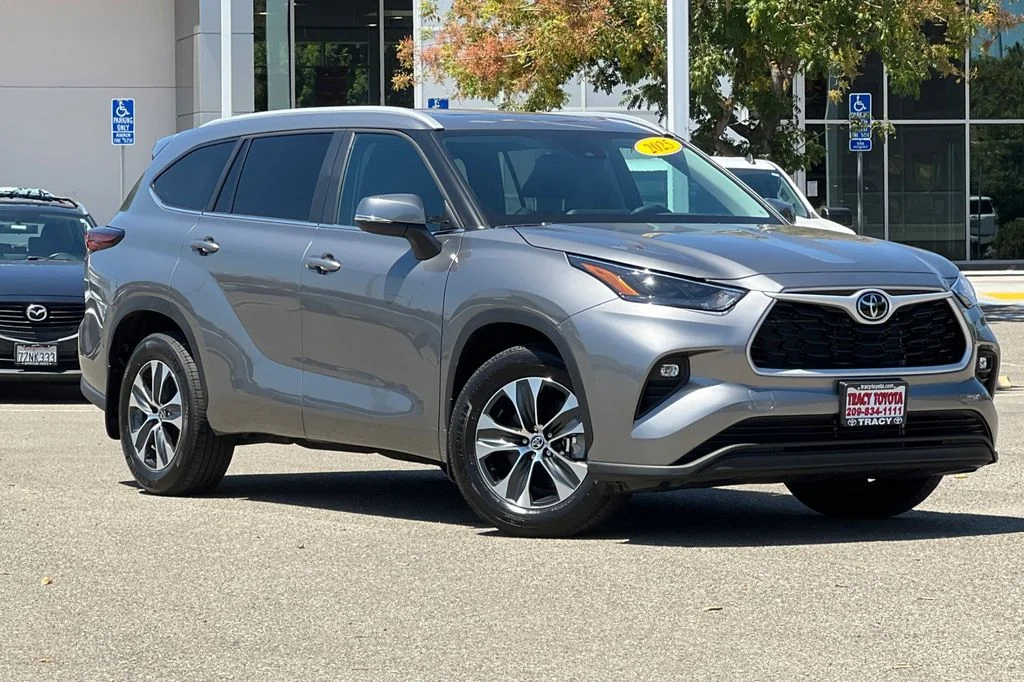 Used 2025  Toyota XLE image 2