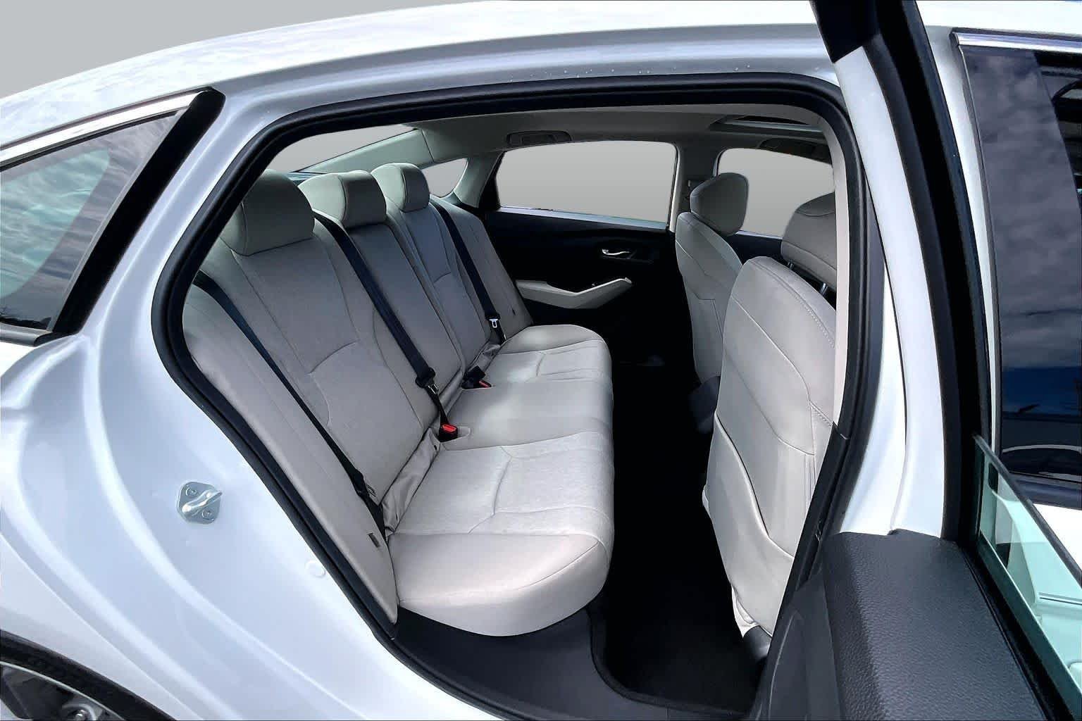 Used 2024 Platinum White Pearl Honda EX image 20