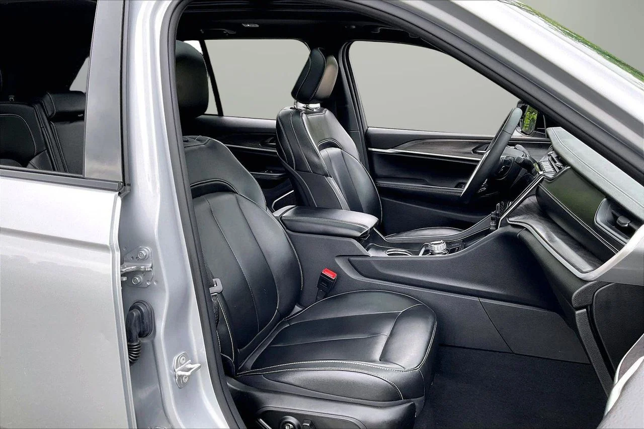 Used 2024 Silver Jeep 4xe image 25