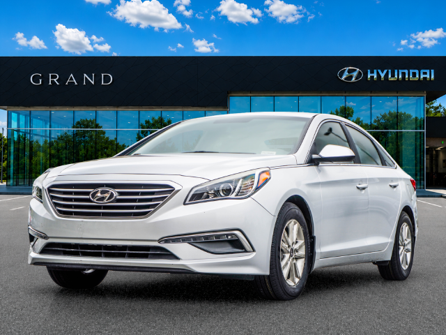Used 2015 Silver Hyundai SE image 2