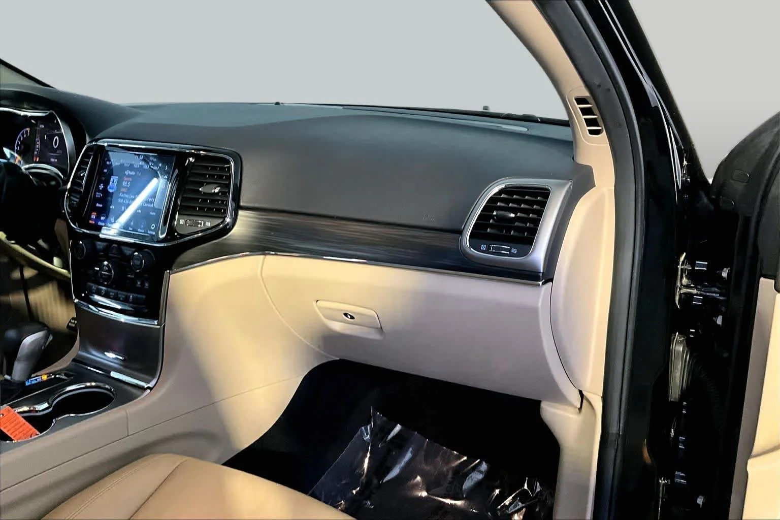 Used 2020 Diamond Black Crystal Pearlcoat Jeep Limited image 19
