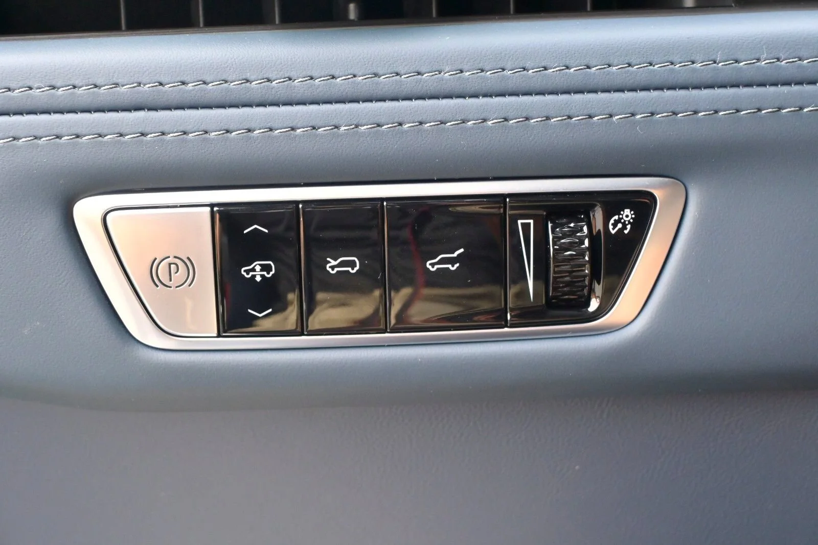 2026 Cadillac Escalade IQL Premium Sport - Photo 18