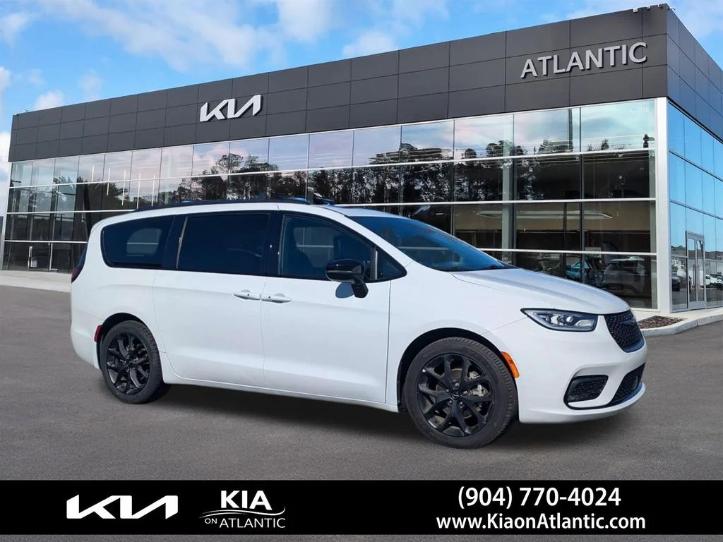 2025 Chrysler Pacifica Limited's photo