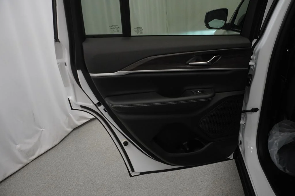 New 2026 Bright White Clear-Coat Exterior Paint Jeep Altitude image 30