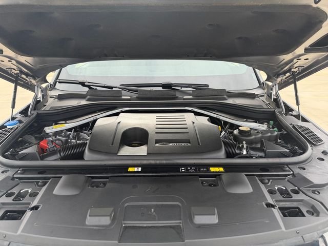 Used 2023  Land Rover SE image 19