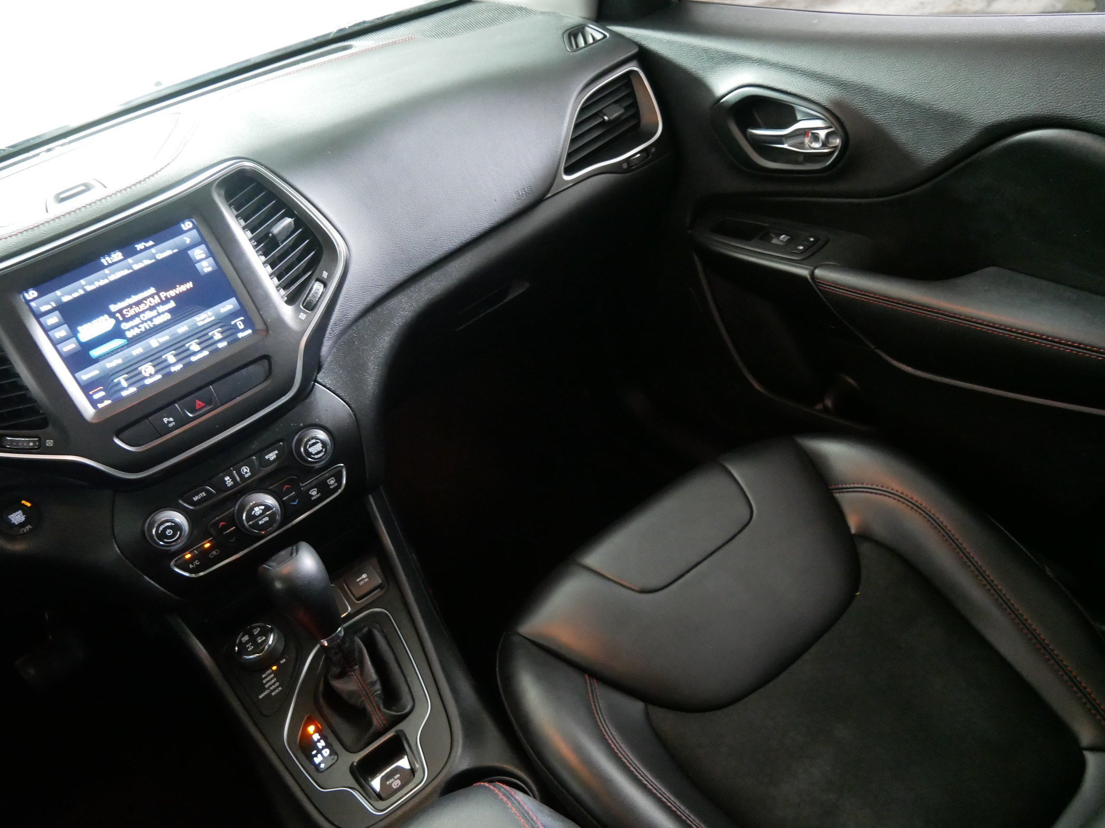 Used 2019 Velvet Red Pearlcoat Jeep Trailhawk image 11