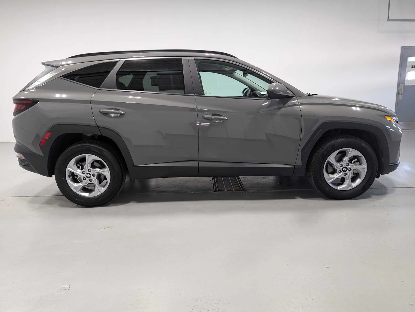 Used 2024 Hampton Gray Hyundai SEL image 7