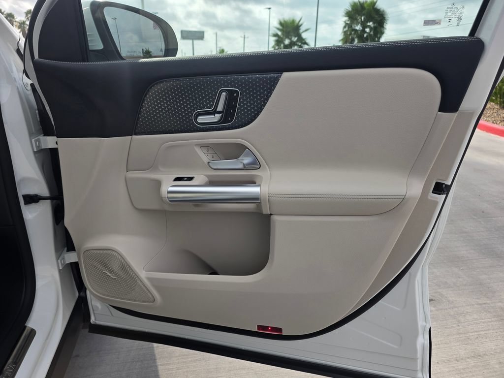 New 2026 Polar White Mercedes-Benz GLA 250 image 43