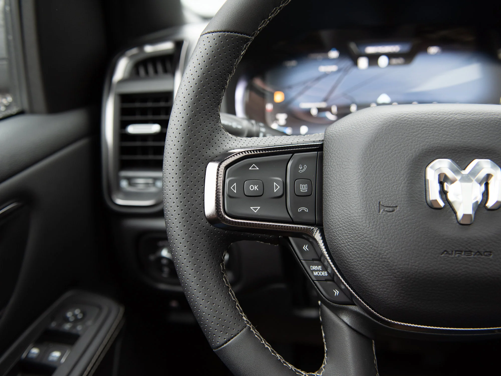 New 2026 Black RAM Sport* Crew Cab 4x4, Panoramic Sunroof, Heated Seats/Wheel, Nav image 17