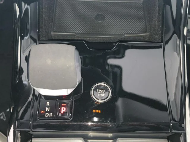 Used 2024  Land Rover SE image 21
