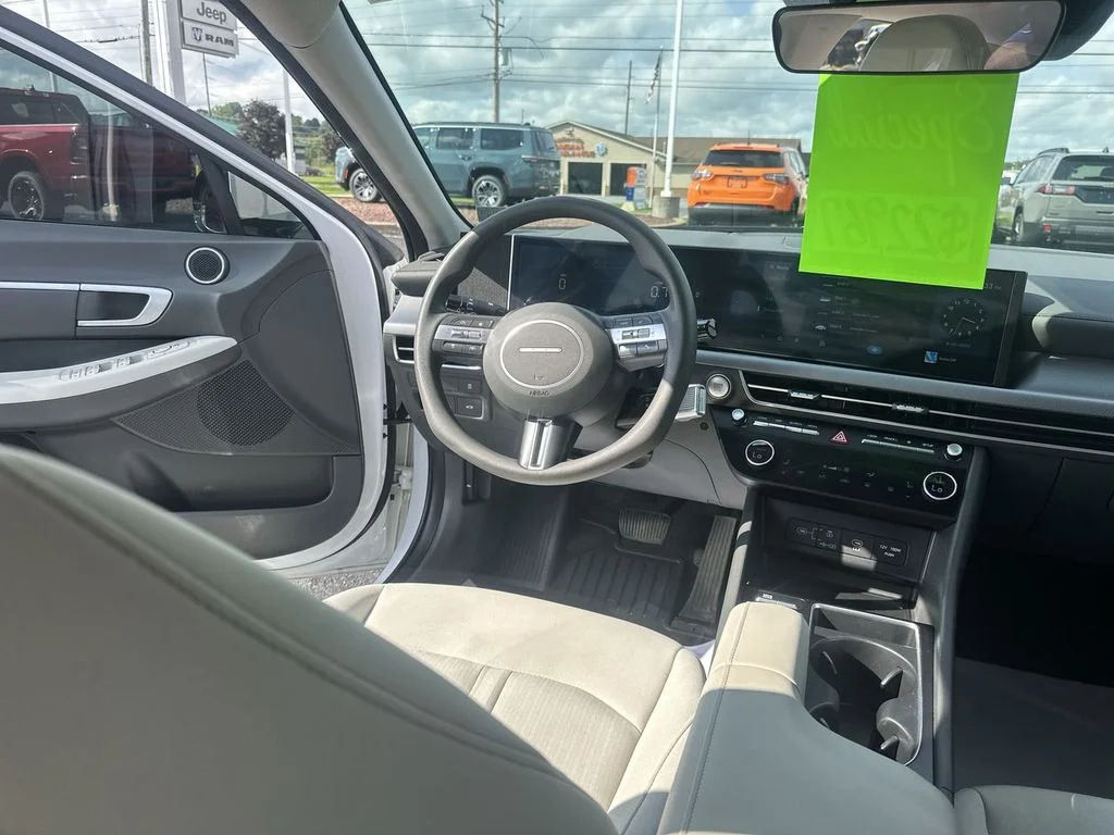Used 2024 White Hyundai SEL image 15