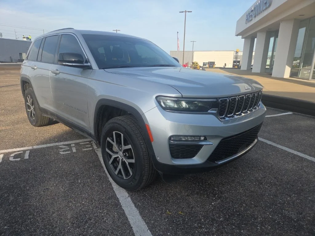Used 2025 Silver Jeep Limited image 12