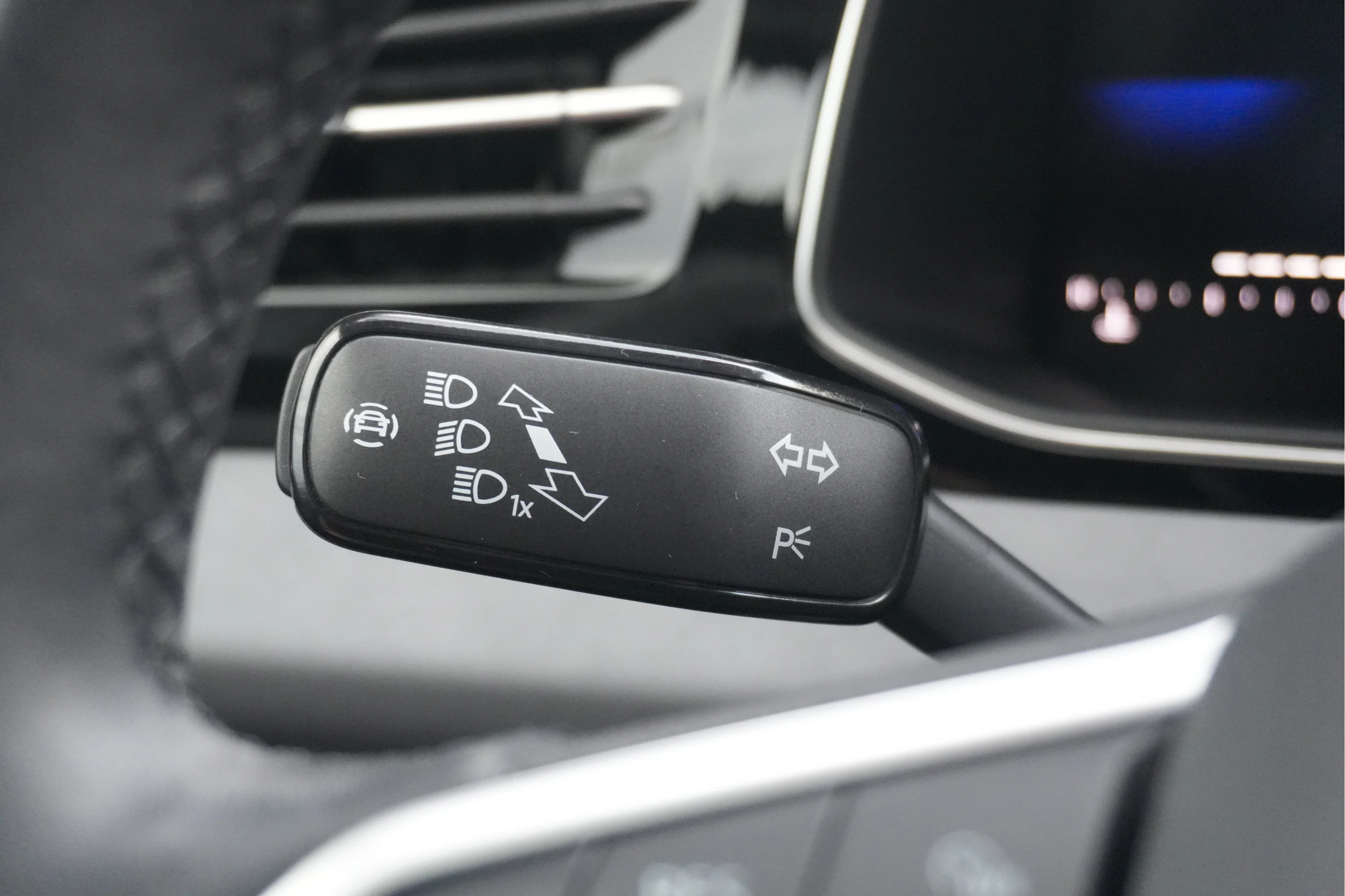 Used 2025 Deep Black Pearl Volkswagen SE image 43