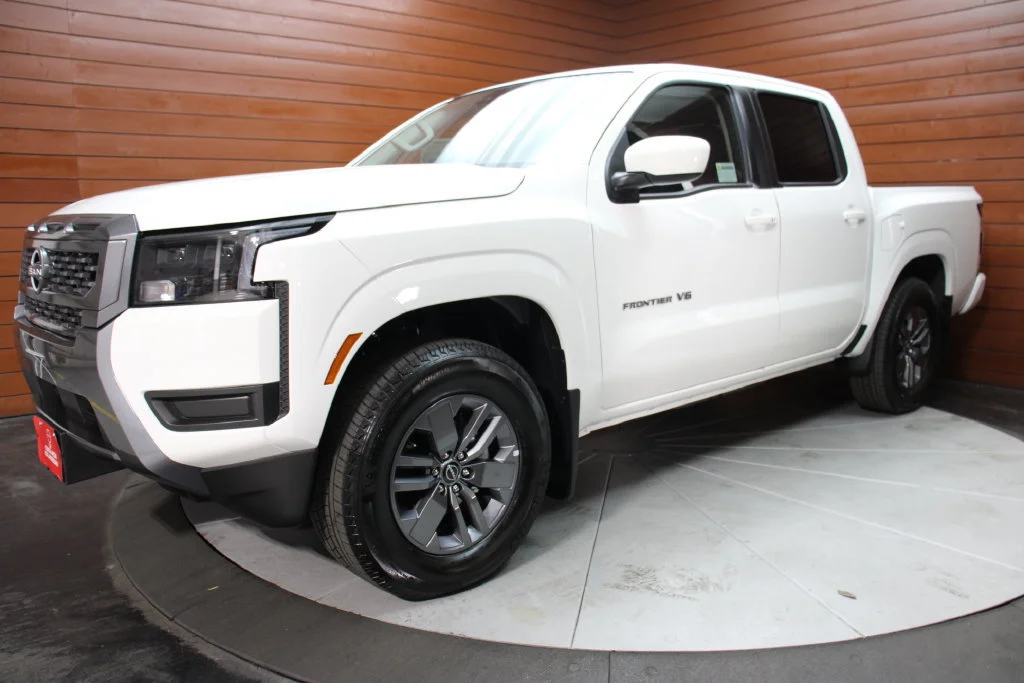 New 2027 Glacier White Nissan Crew Cab SV image 26