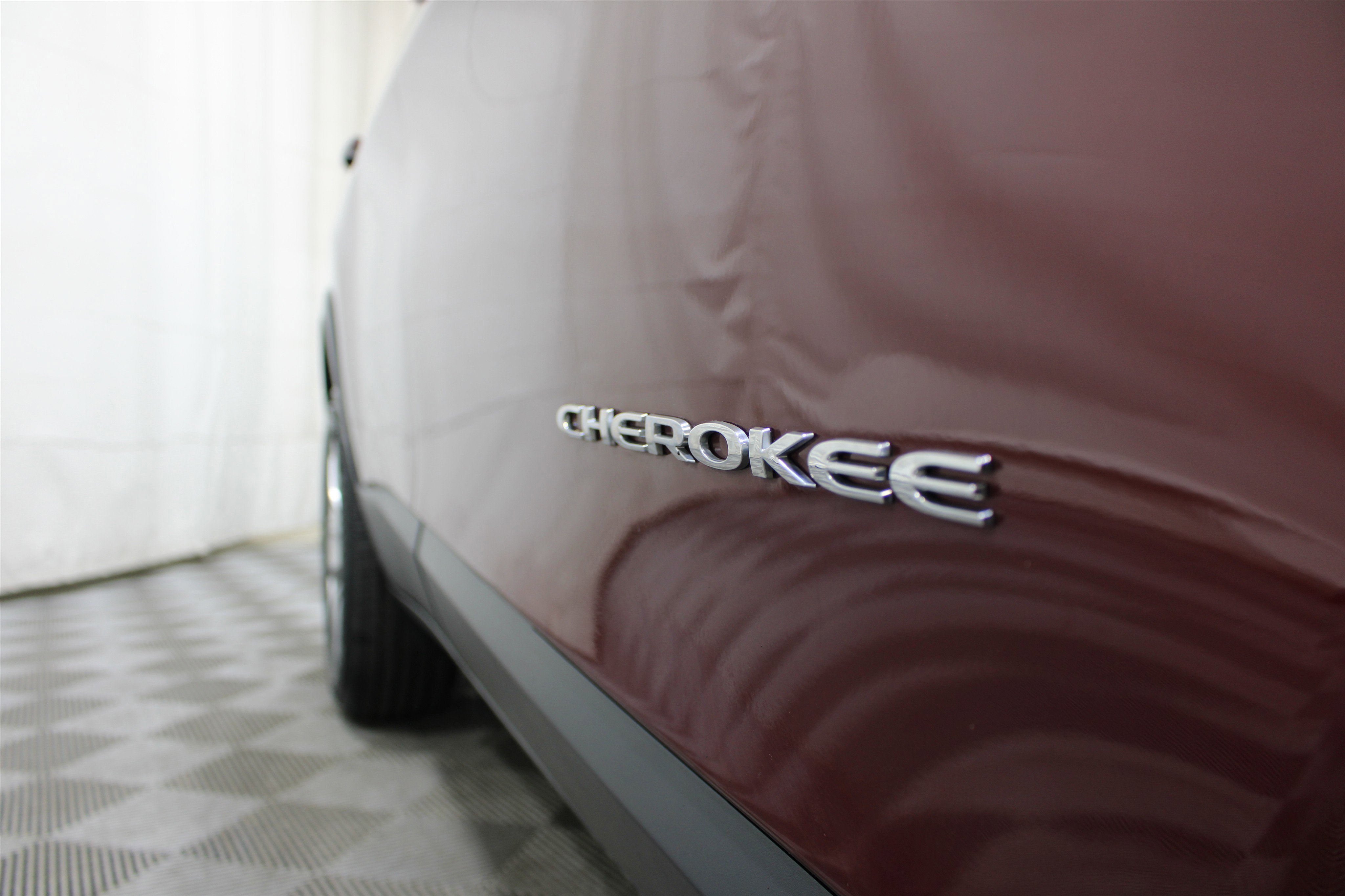 Used 2019 Velvet Red Pearlcoat Jeep Latitude image 25