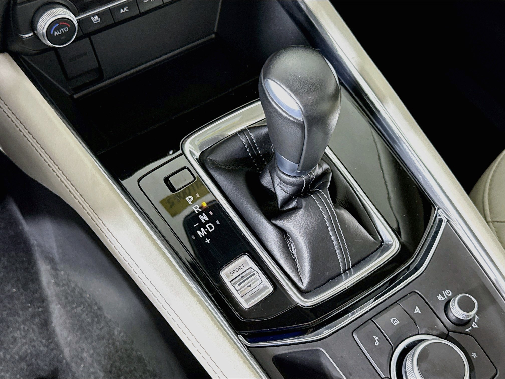 Used 2021 Snowflake White Pearl Mica Mazda Grand Touring image 17