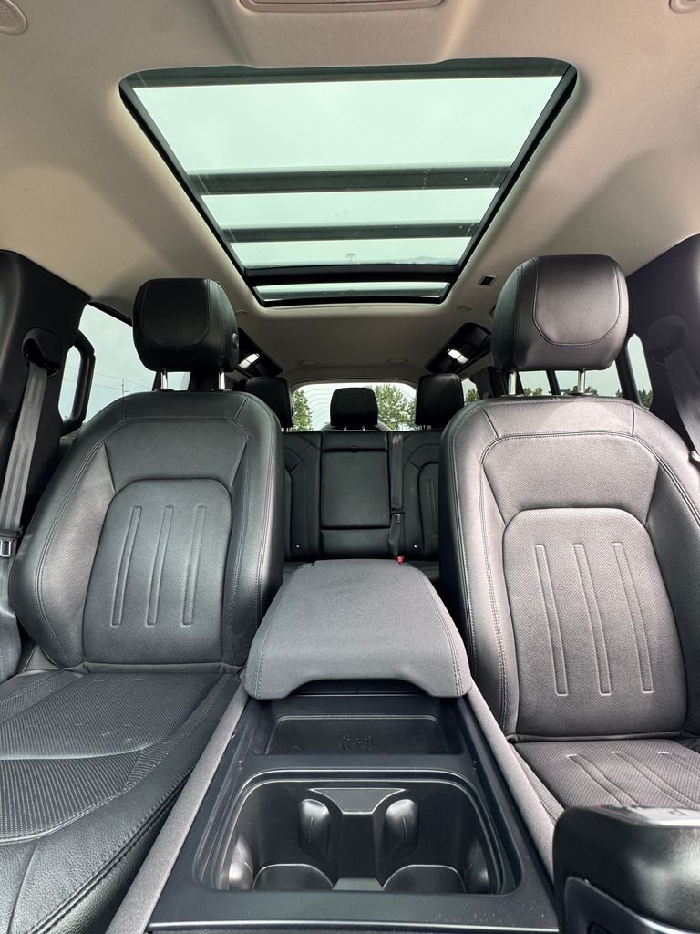 Used 2022 Santorini Black Metallic Land Rover SE image 23
