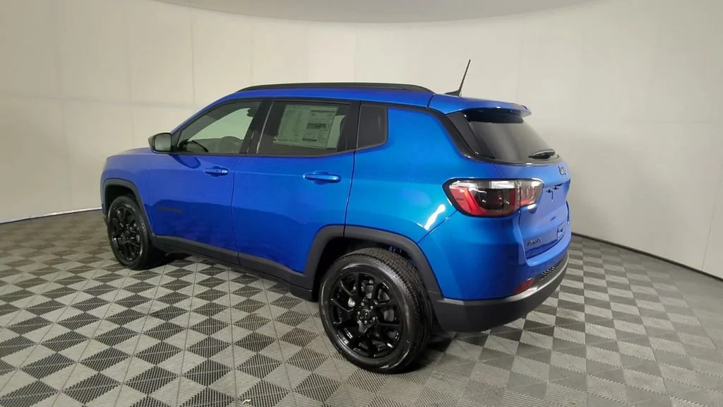 New 2026 Hydro Blue Pearlcoat Jeep Latitude Altitude image 7
