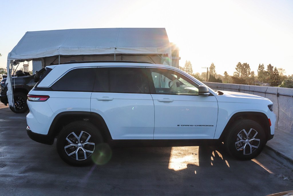 Used 2024 Bright White Clearcoat Jeep Limited image 13